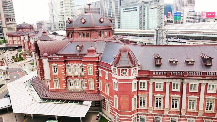 In the roof garden of the 6th floor, the view overlooking "Tokyo station" building