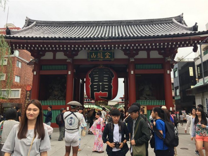 Many people takes pictures in front of "Kaminarimon".