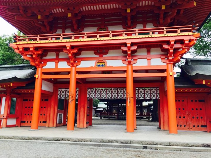 The entrance of the main shrine. The cinnabar red gate is mysterious!