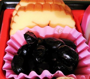 "Datemaki" (Rolled egg) and "Kuro-mame" (black beans).