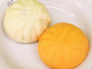 The bun's color of the "Niku-man" is white. It becomes the pizza, bun's are orange.