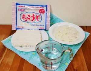 Raw materials of “amazake”. You need malted rice and rice or the lees of "sake".