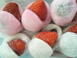 There is ”Ichigo daifuku" of the type that a strawberry is sand in, too.