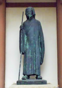 a statue of "Mito-komon"