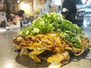 “Hiroshima style's okonomiyaki” with green onion topping.