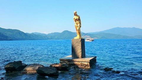 There is "statue of Tatsu-ko" in the "Lake Tazawako".