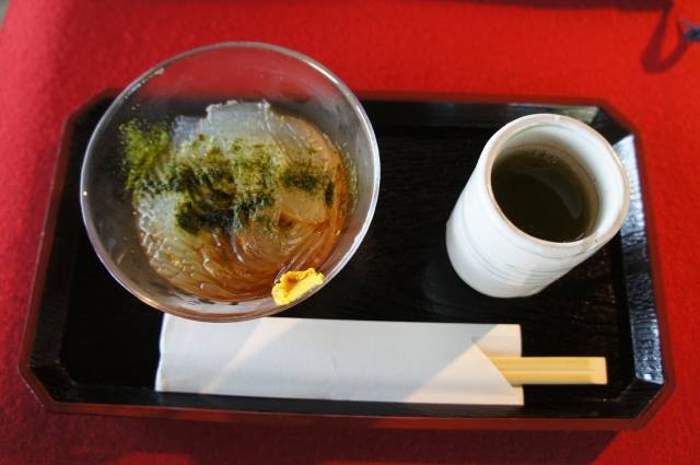 "Tokoroten" with vinegar sauce and "aonori" (green dried seaweed).