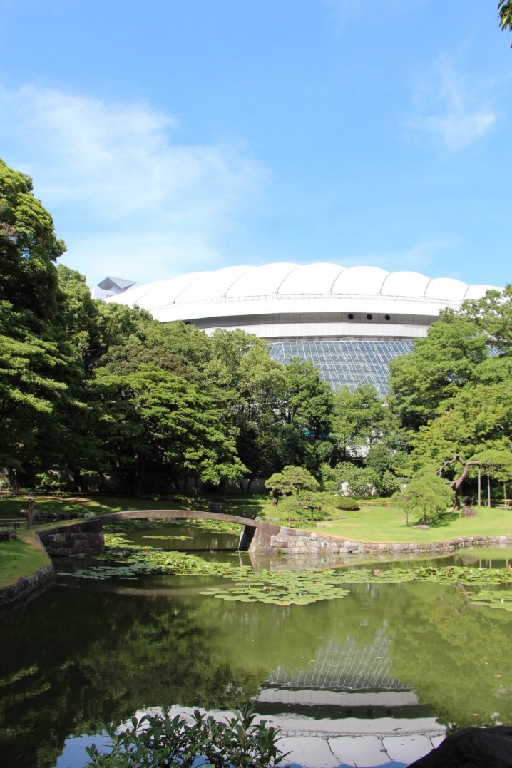Tokyo Dome is at the back guarding for the Garden, its shadow reflecting vividly on the water.