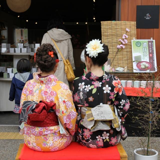 beautiful Japanese girls wearing "Kimono"